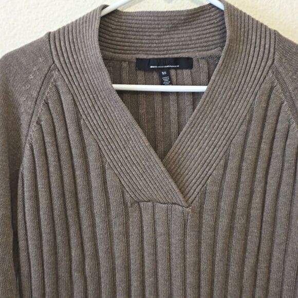 White House Black Market Long sleeve ribbed tunic. Taupe color. Size XSmall - Picture 4 of 11